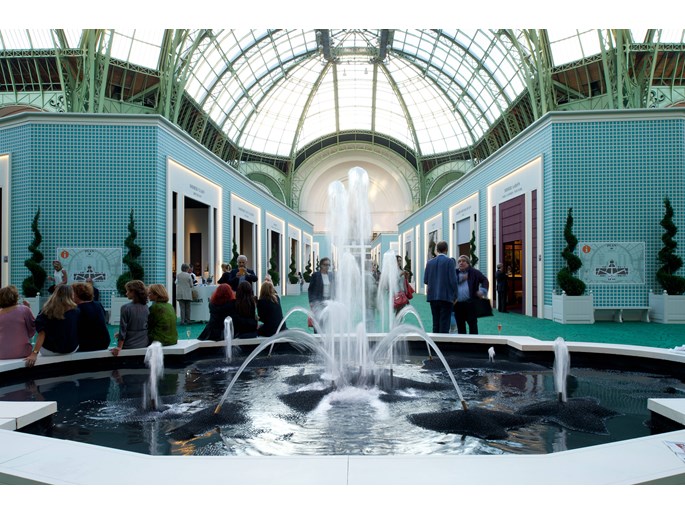 découvrez la biennale des antiquaires, un événement prestigieux réunissant les artisans et collectionneurs passionnés d'art ancien. plongez dans un univers d'objets d'exception et laissez-vous séduire par l'élégance et l'histoire qui habitent chaque pièce exposée.