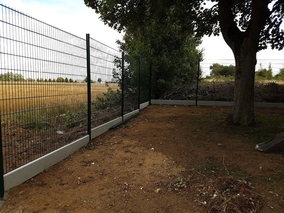 découvrez notre garantie décennale pour vos clôtures en grillage, vous assurant une protection durable et une tranquillité d'esprit. optez pour des installations sécurisées et conformes, tout en bénéficiant d'un savoir-faire d'experts. profitez d'une clôture esthétique et robuste, garantie pour 10 ans.