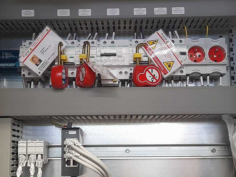 découvrez les risques liés à l'installation électrique et explorez les solutions efficaces pour garantir la sécurité de votre maison ou de votre entreprise. informez-vous sur les normes de sécurité, les erreurs courantes à éviter et les meilleures pratiques pour une installation électrique fiable.