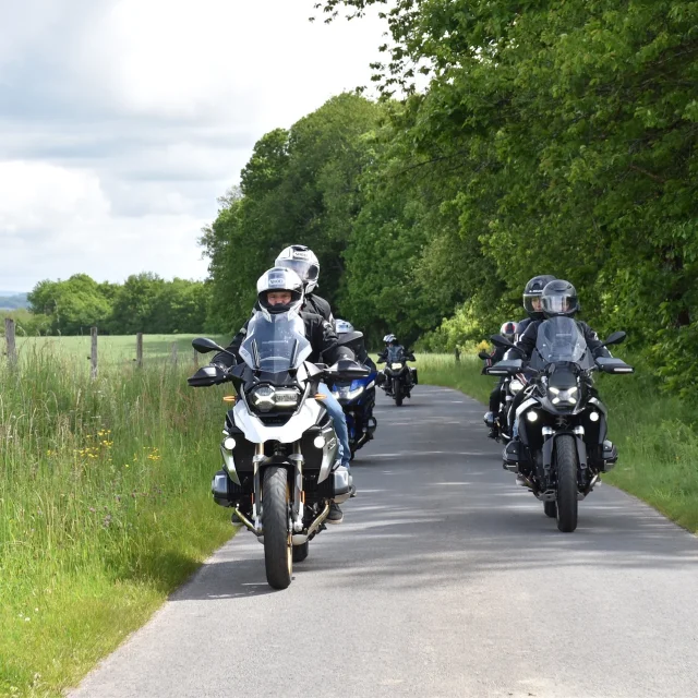 découvrez les meilleures balades à moto au printemps ! profitez des paysages fleuris et des routes sinueuses pour une expérience inoubliable sur deux roues. partez à l'aventure et explorez la beauté de la nature avec notre guide des itinéraires printaniers incontournables.