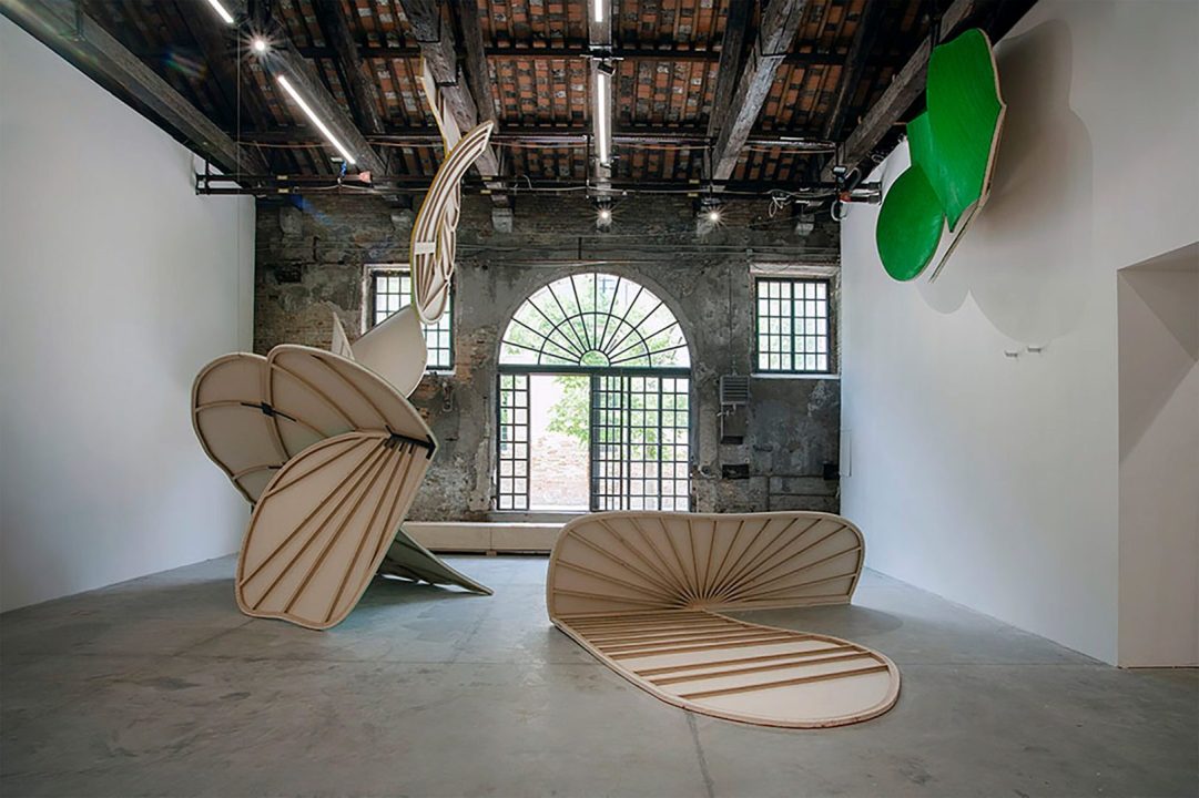 découvrez la biennale de venise, un événement artistique majeur où des artistes du monde entier exposent leurs œuvres. plongez dans un univers riche en créativité et en innovation, célébrant l'art contemporain à travers des pavillons inspirants et des installations captivantes.